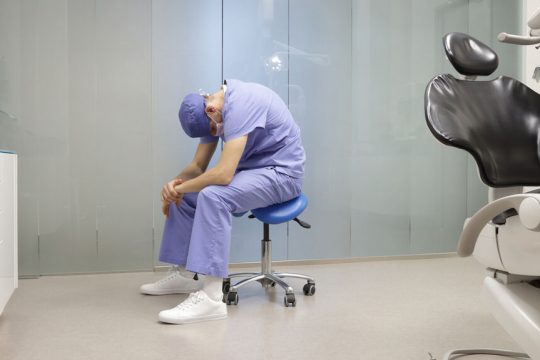 Δεν βλέπεις την εξουθένωση των γιατρών;